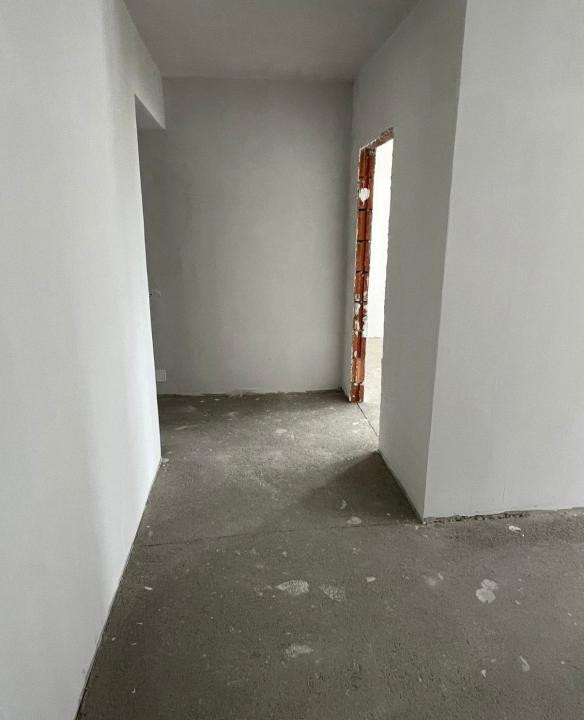 Apartament cu 3 camere,2 balcoane,parcare,etaj intermediar, zona Stejarului