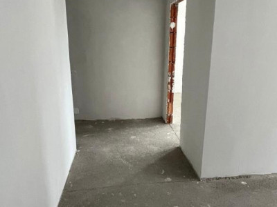 Apartament cu 3 camere,2 balcoane,parcare,etaj intermediar, zona Stejarului