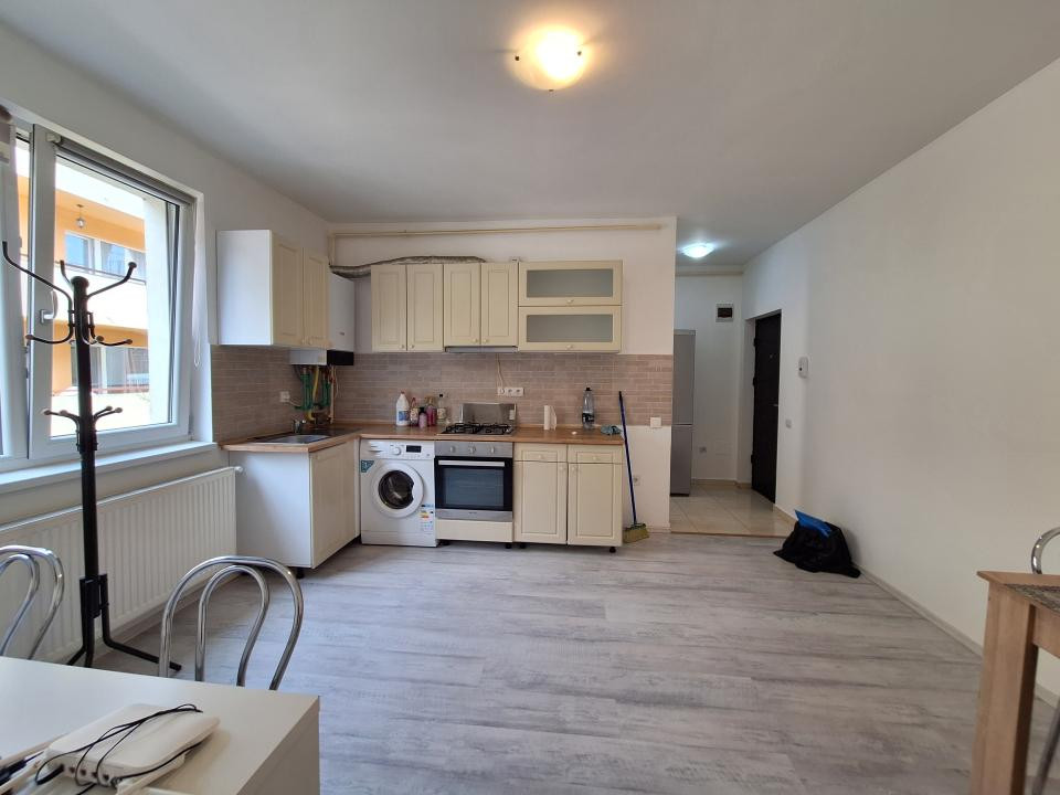 Apartament cu 2 camere, 39 mp, balcon, strada Eroilor