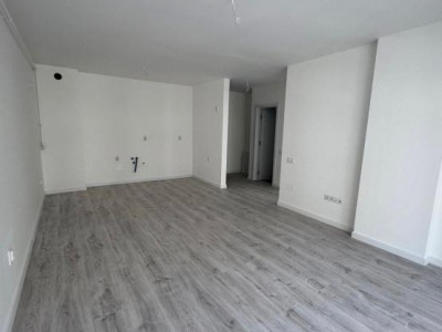 Apartament cu  2camere,finisat,etaj intermediar,parcare,zona Eroilor