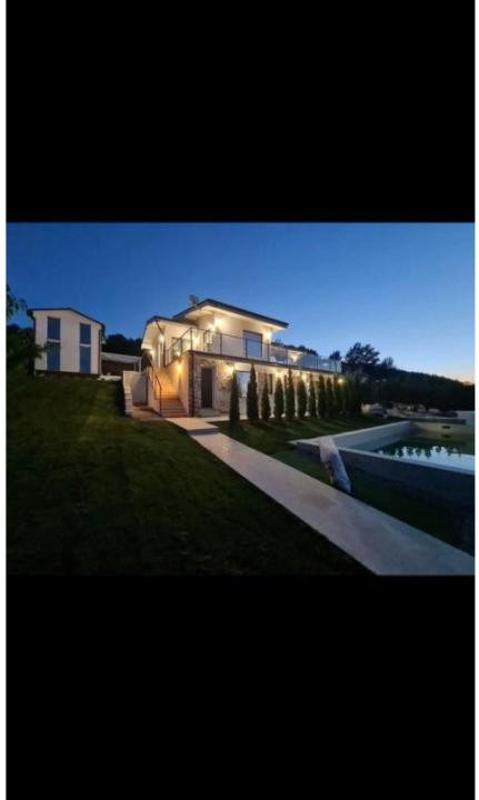 Casa in stil Victorian cu piscina, 210 mp utili + 1001 mp teren, Zona Feleacu