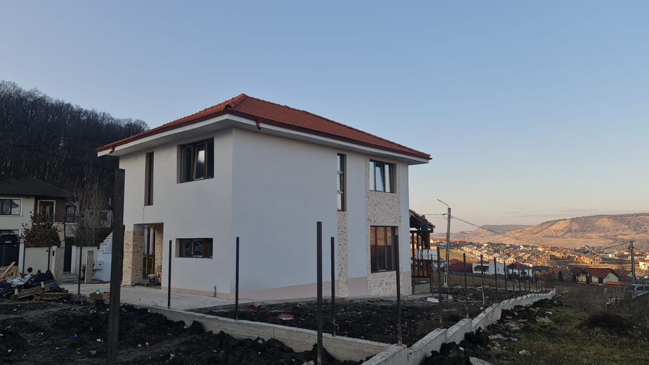 Casă individuală 120 mp utili, panoramă superbă, grădină 702 mp, Chinteni