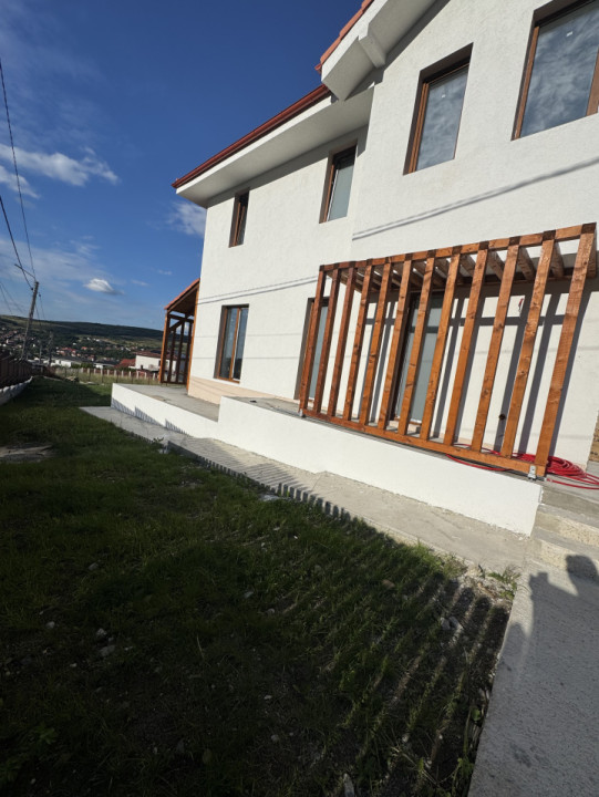 Casă individuală, 4 camere, 120 mp utili, teren liber 702 mp, Chinteni