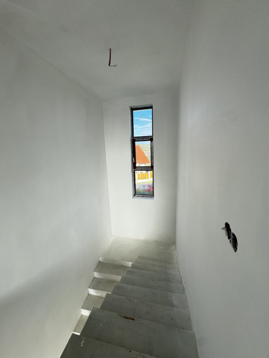 Casă individuală, 4 camere, 120 mp utili, teren liber 702 mp, Chinteni