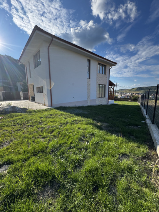 Casă individuală, 4 camere, 120 mp utili, teren liber 702 mp, Chinteni