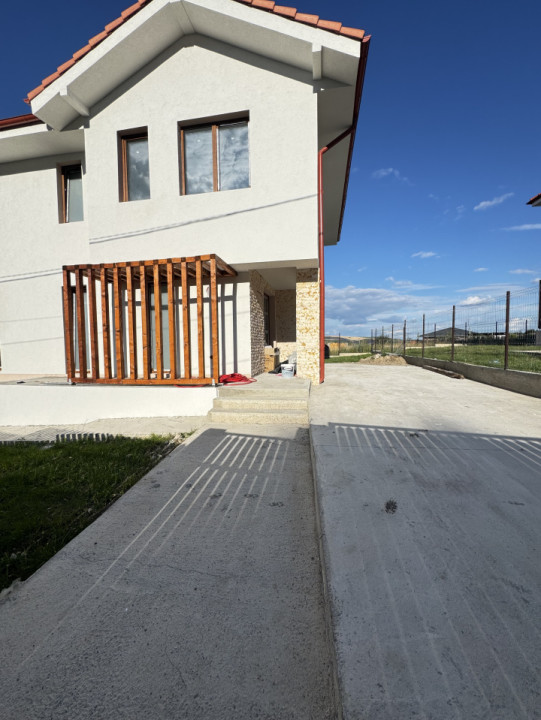 Casă individuală, 4 camere, 120 mp utili, teren liber 702 mp, Chinteni