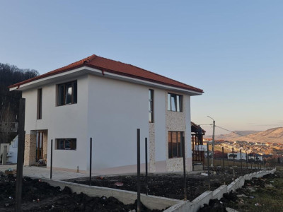 Casă individuală 120 mp utili, panoramă superbă, grădină 702 mp, Chinteni