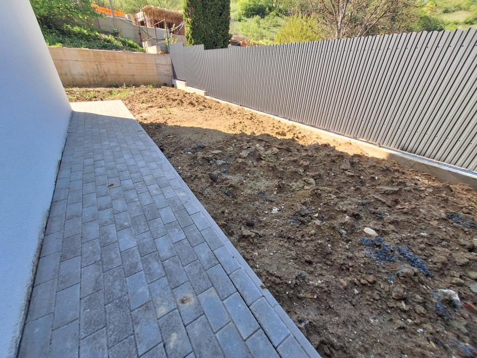 Duplex semifinisat, garaj, zona Tauti