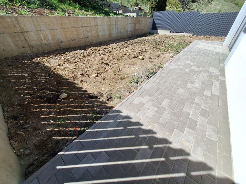 Duplex semifinisat, garaj, zona Tauti