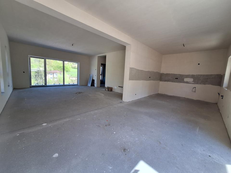 Duplex semifinisat, garaj, zona Tauti