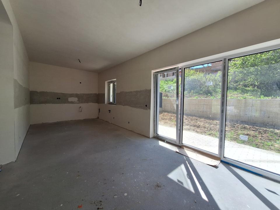 Duplex semifinisat, garaj, zona Tauti
