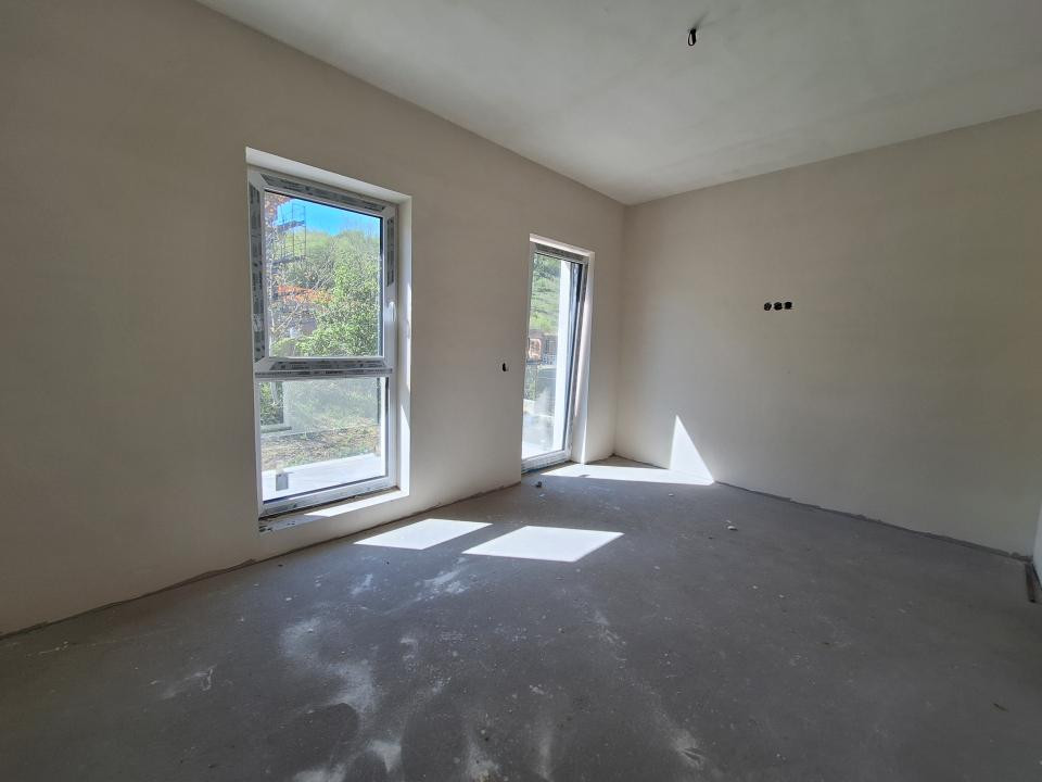 Duplex semifinisat, garaj, zona Tauti