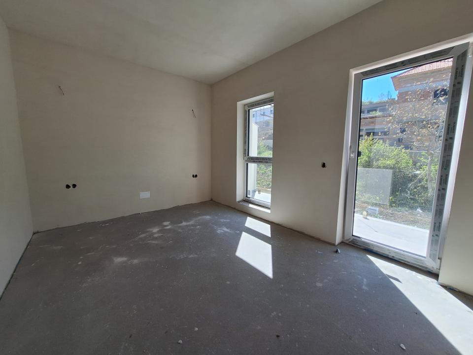 Duplex semifinisat, garaj, zona Tauti