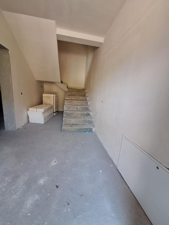 Duplex semifinisat, garaj, zona Tauti
