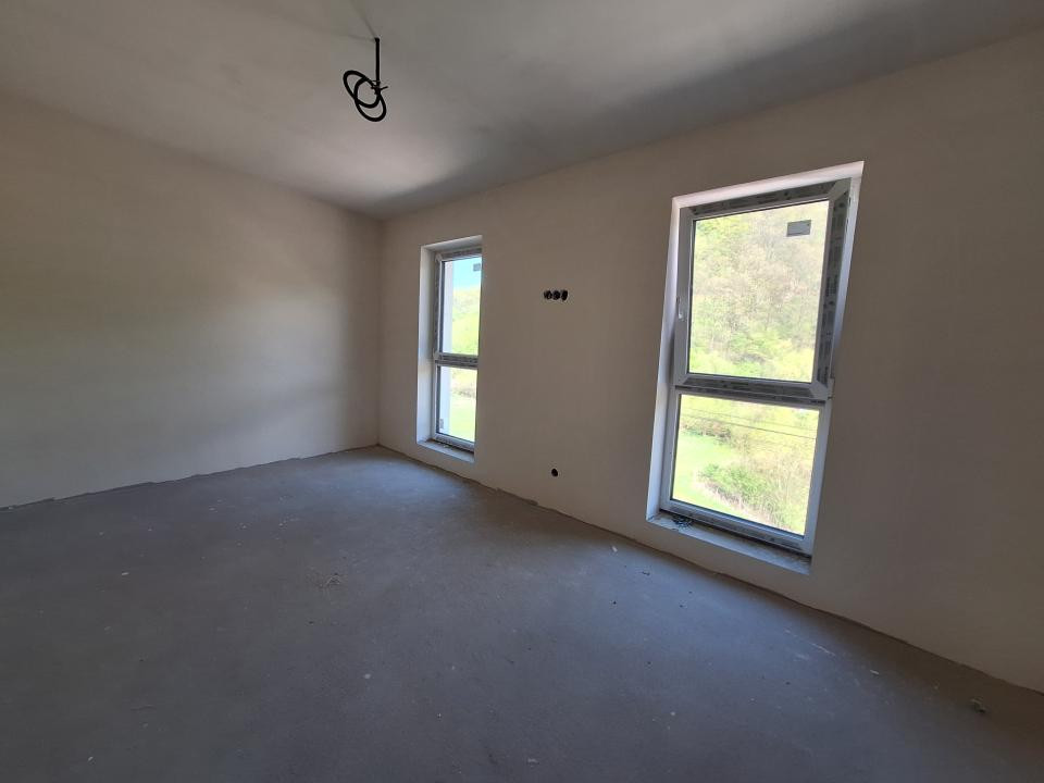 Duplex semifinisat, garaj, zona Tauti