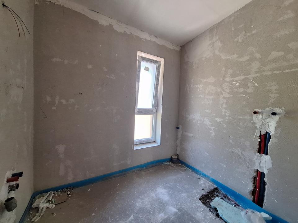 Duplex semifinisat, garaj, zona Tauti