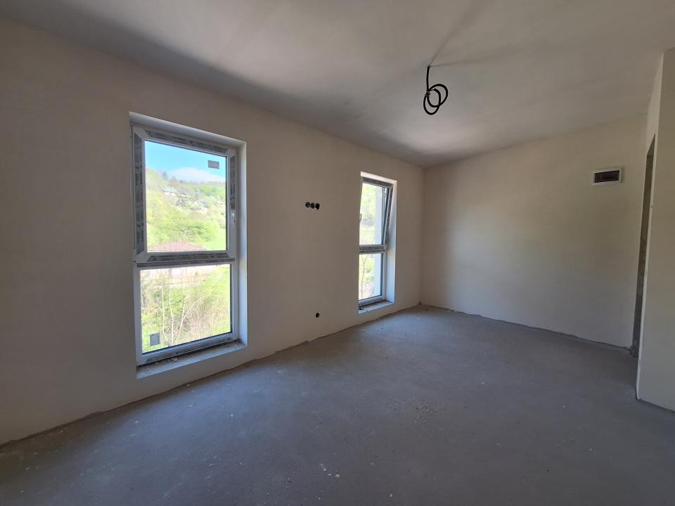 Duplex semifinisat, garaj, zona Tauti