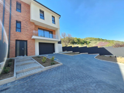 Duplex semifinisat, garaj, zona Tauti