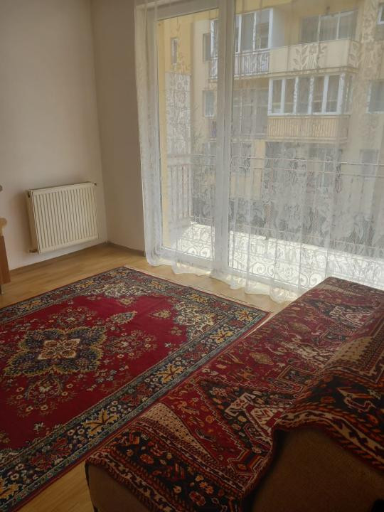 Apartament cu o camera decomandat, balcon, zona Porii