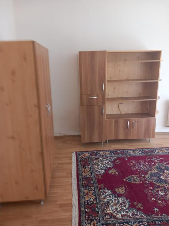 Apartament cu o camera decomandat, balcon, zona Porii