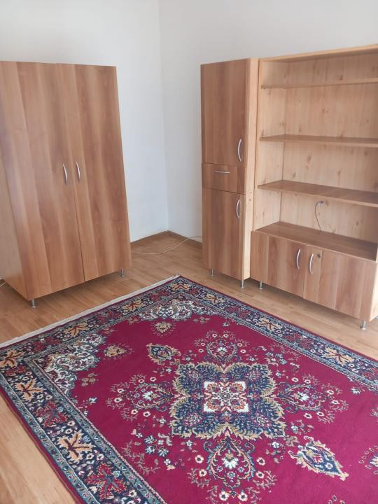 Apartament cu o camera decomandat, balcon, zona Porii