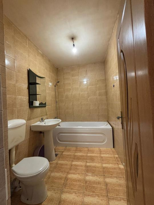 Apartament cu o camera decomandat, balcon, zona Porii