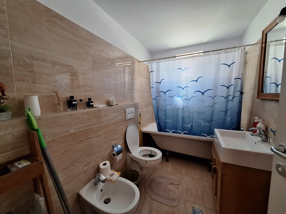 Apartament cu 3 camere, 67 mp, balcon, zona Terra