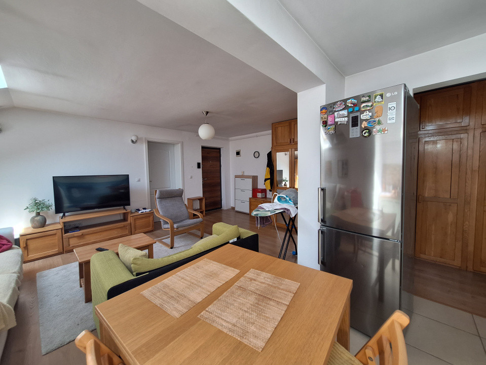 Apartament cu 3 camere, 67 mp, balcon, zona Terra