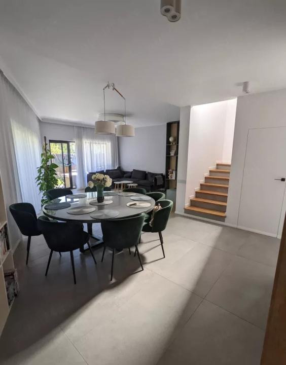 Duplex la cheie cu 4 camere, 137 mp plus 258 mp teren, parcare, zona Macesului