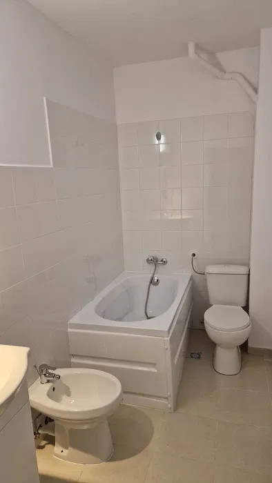 Apartament cu 3 camere, etajul 1, 63 mp, balcon, Baciu