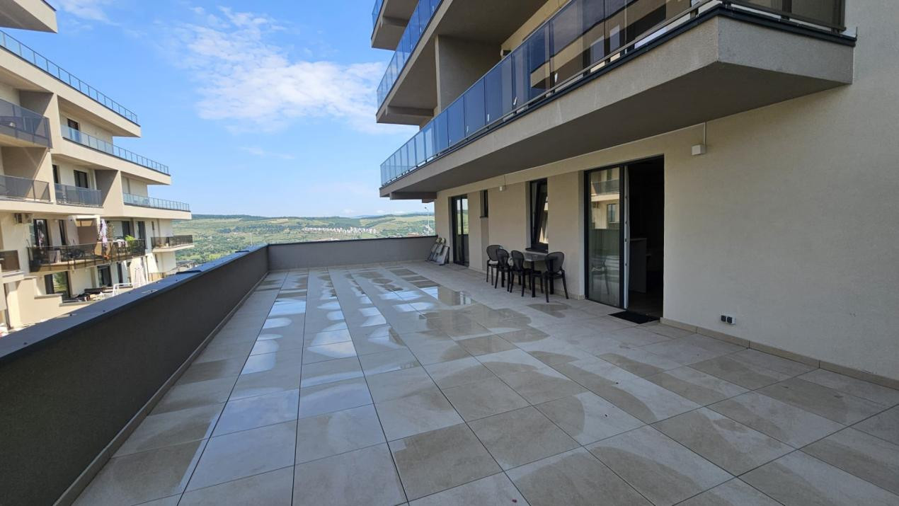 Apartament modern, suprafata utila 75 mp + 82mp terasa, cu 2 locuri  de parcare 