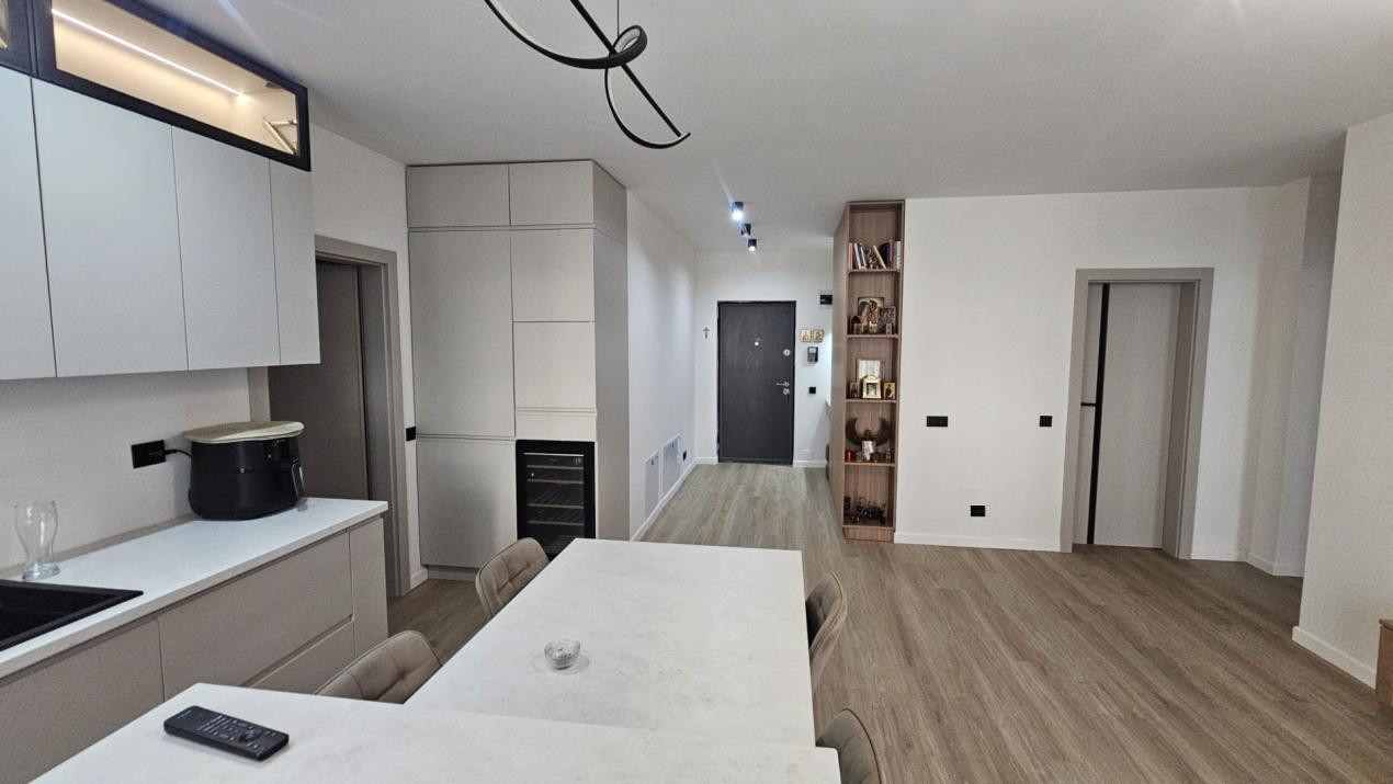 Apartament modern, suprafata utila 75 mp + 82mp terasa, cu 2 locuri  de parcare 