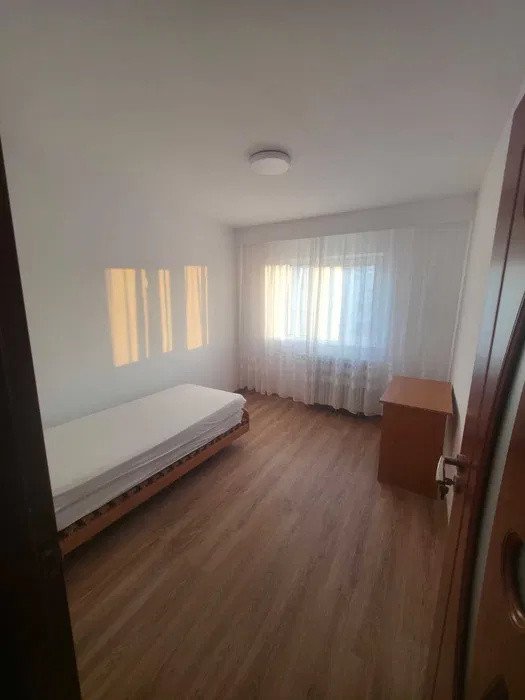 Apartament cu 3 camere, decomandat, balcon, zona Kaufland Manastur