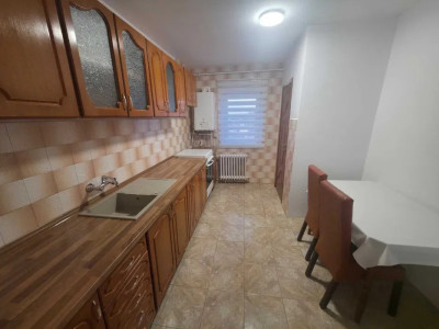 Apartament cu 3 camere, decomandat, balcon, zona Kaufland Manastur
