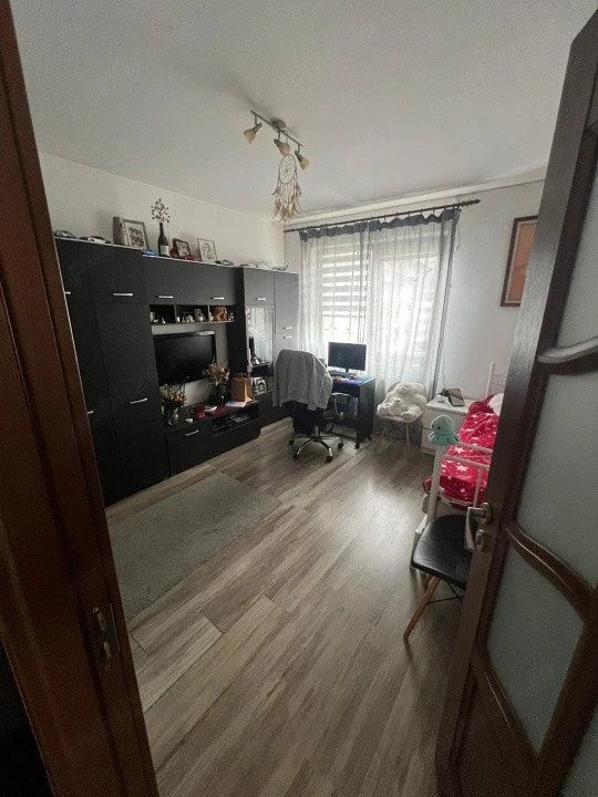 Apartament cu 3 camere, 59 mp, parcare, zona Terra