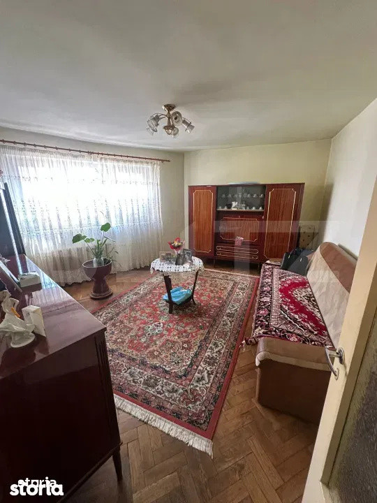 Apartament cu 4 camere, decomandat, 2 balcoane, strada Primaverii