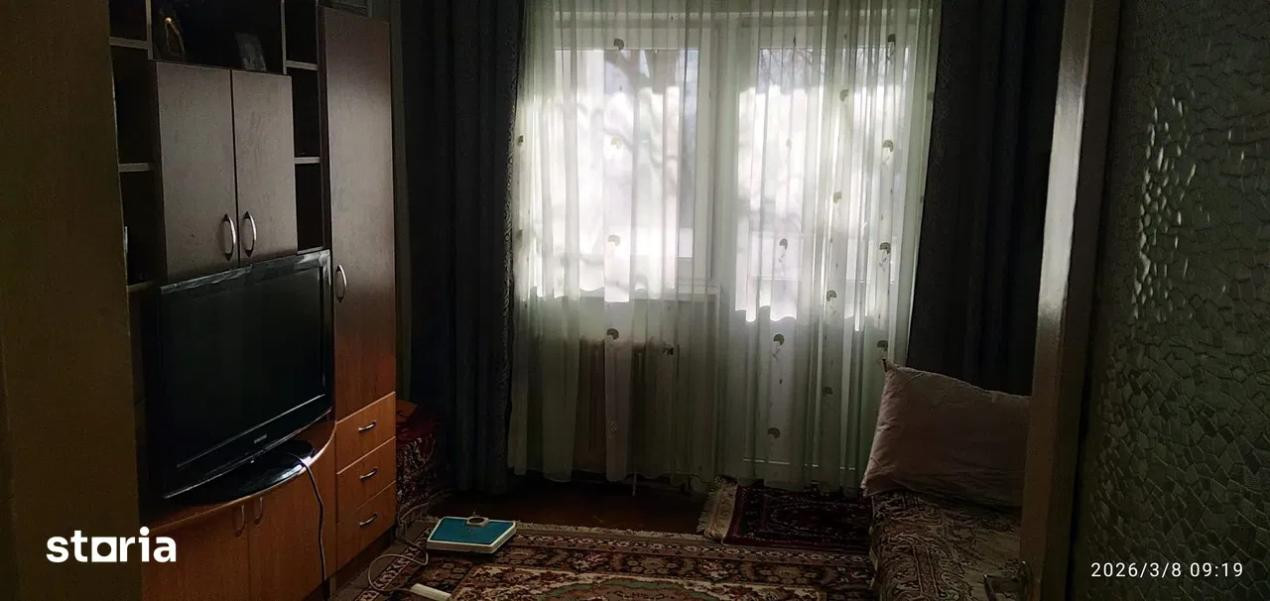 Apartament cu 4 camere, decomandat, 2 balcoane, strada Primaverii