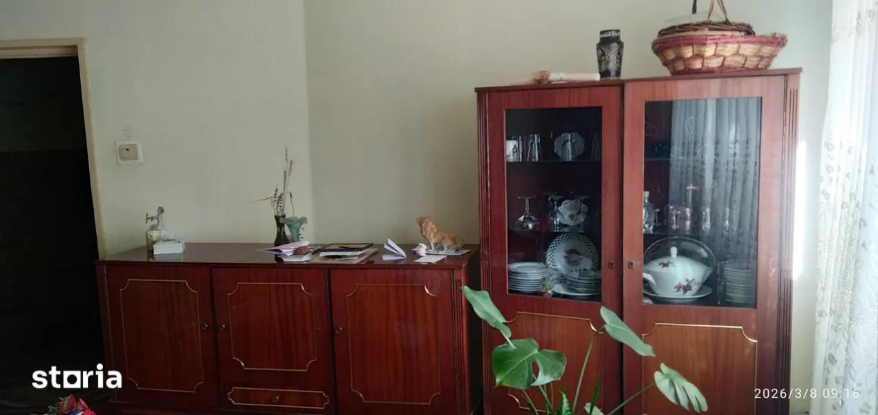 Apartament cu 4 camere, decomandat, 2 balcoane, strada Primaverii