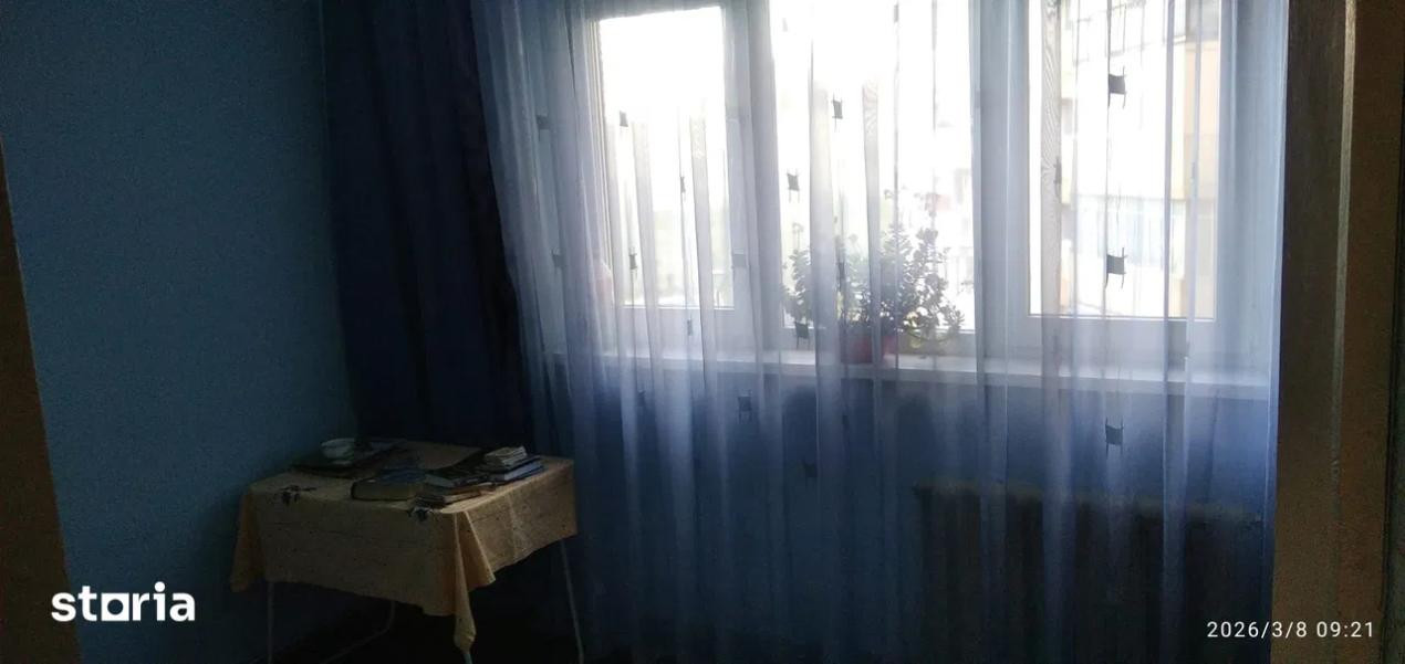 Apartament cu 4 camere, decomandat, 2 balcoane, strada Primaverii