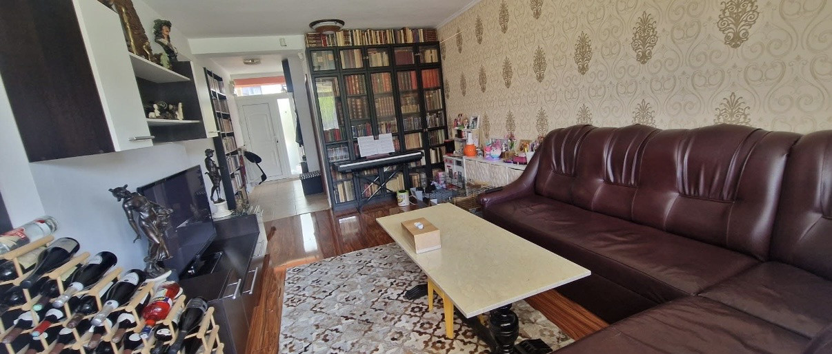duplex la cheie,zona buna ziua, cu curte si 3 locuri de parcare