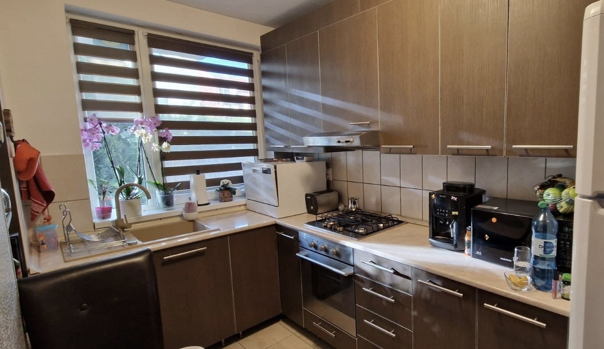 duplex la cheie,zona buna ziua, cu curte si 3 locuri de parcare