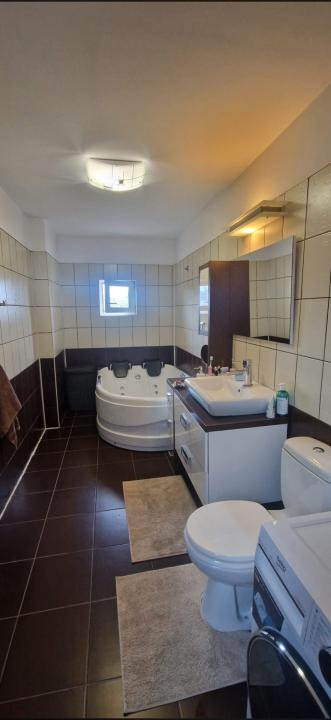 duplex la cheie,zona buna ziua, cu curte si 3 locuri de parcare