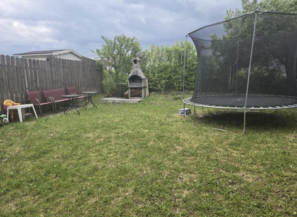 duplex la cheie,zona buna ziua, cu curte si 3 locuri de parcare