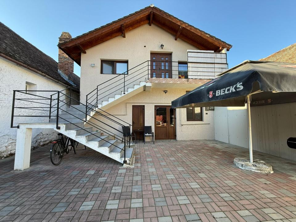 Spațiu comercial+locuință la mansardă,3 dormitoare, living,5 băi, teren 715 mp