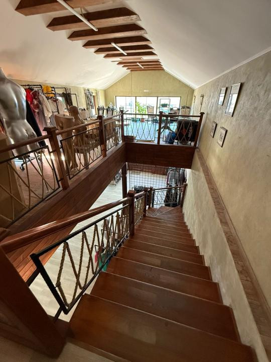 Spațiu comercial+locuință la mansardă,3 dormitoare, living,5 băi, teren 715 mp
