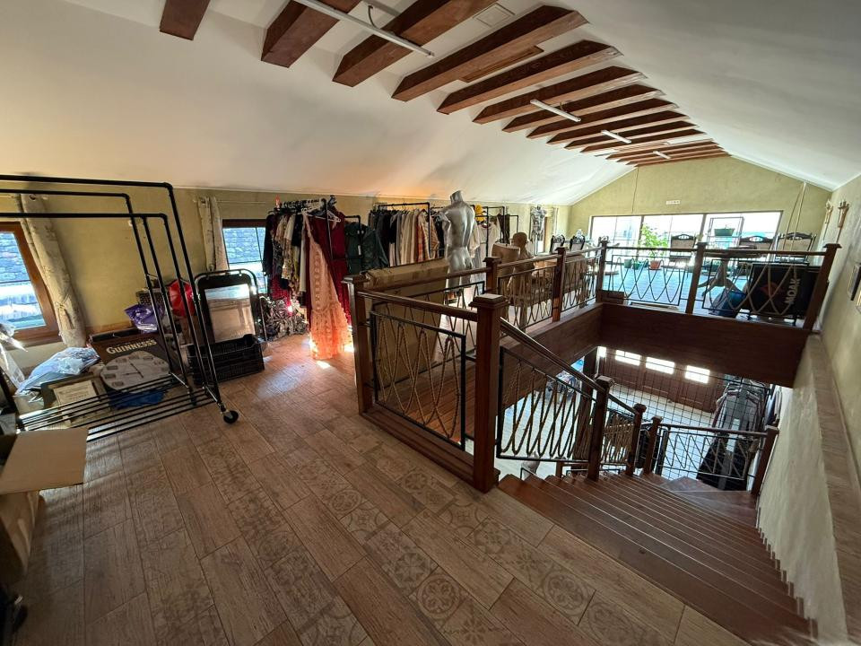 Spațiu comercial+locuință la mansardă,3 dormitoare, living,5 băi, teren 715 mp