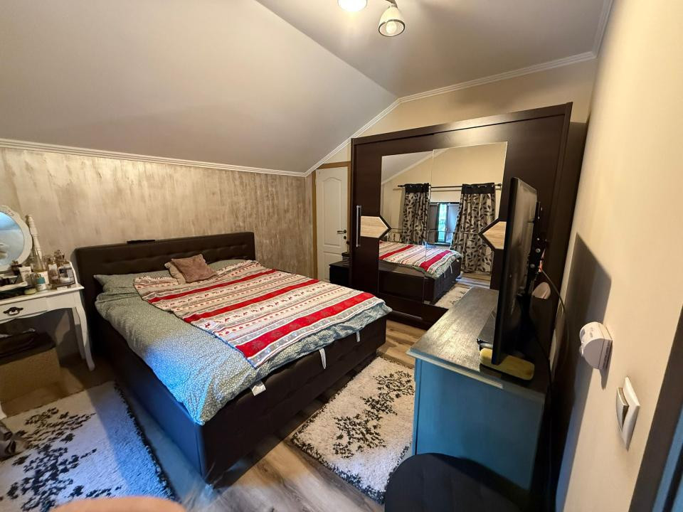 Spațiu comercial+locuință la mansardă,3 dormitoare, living,5 băi, teren 715 mp