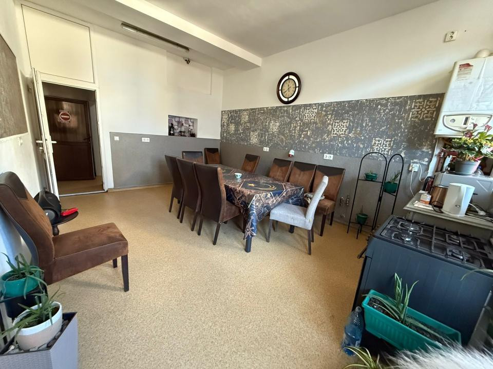 Spațiu comercial+locuință la mansardă,3 dormitoare, living,5 băi, teren 715 mp