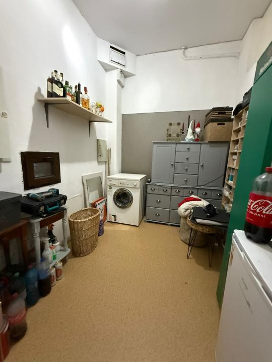 Spațiu comercial+locuință la mansardă,3 dormitoare, living,5 băi, teren 715 mp