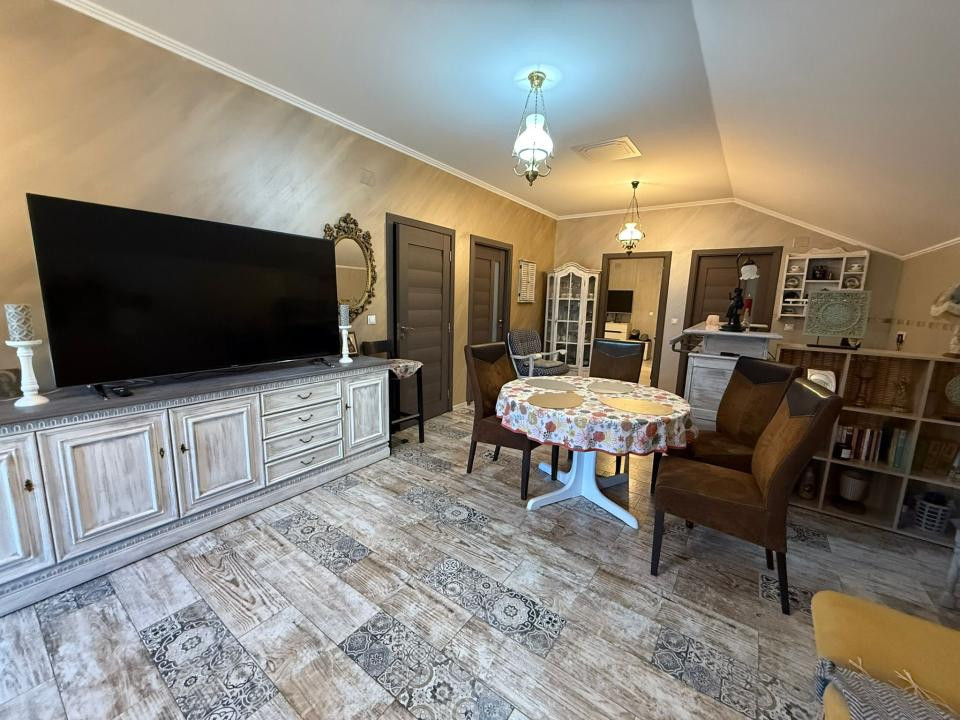 Spațiu comercial+locuință la mansardă,3 dormitoare, living,5 băi, teren 715 mp